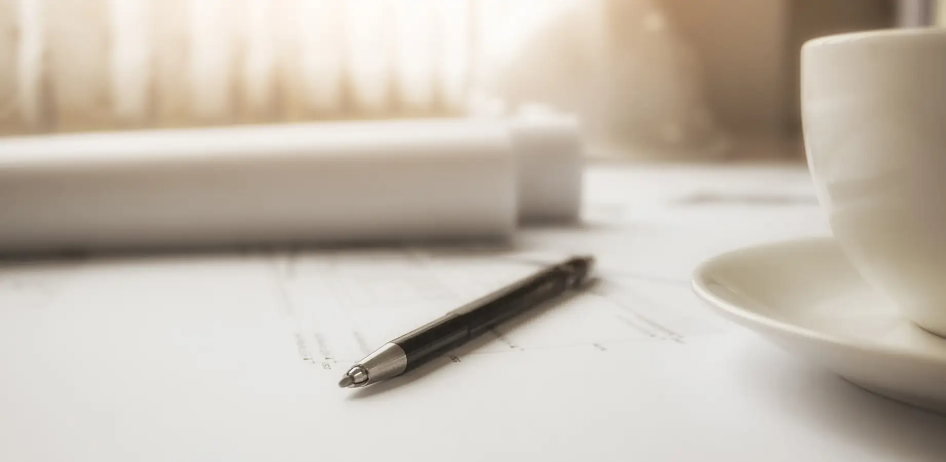 Procès-verbal de bornage amiable posé sur une table avec stylo