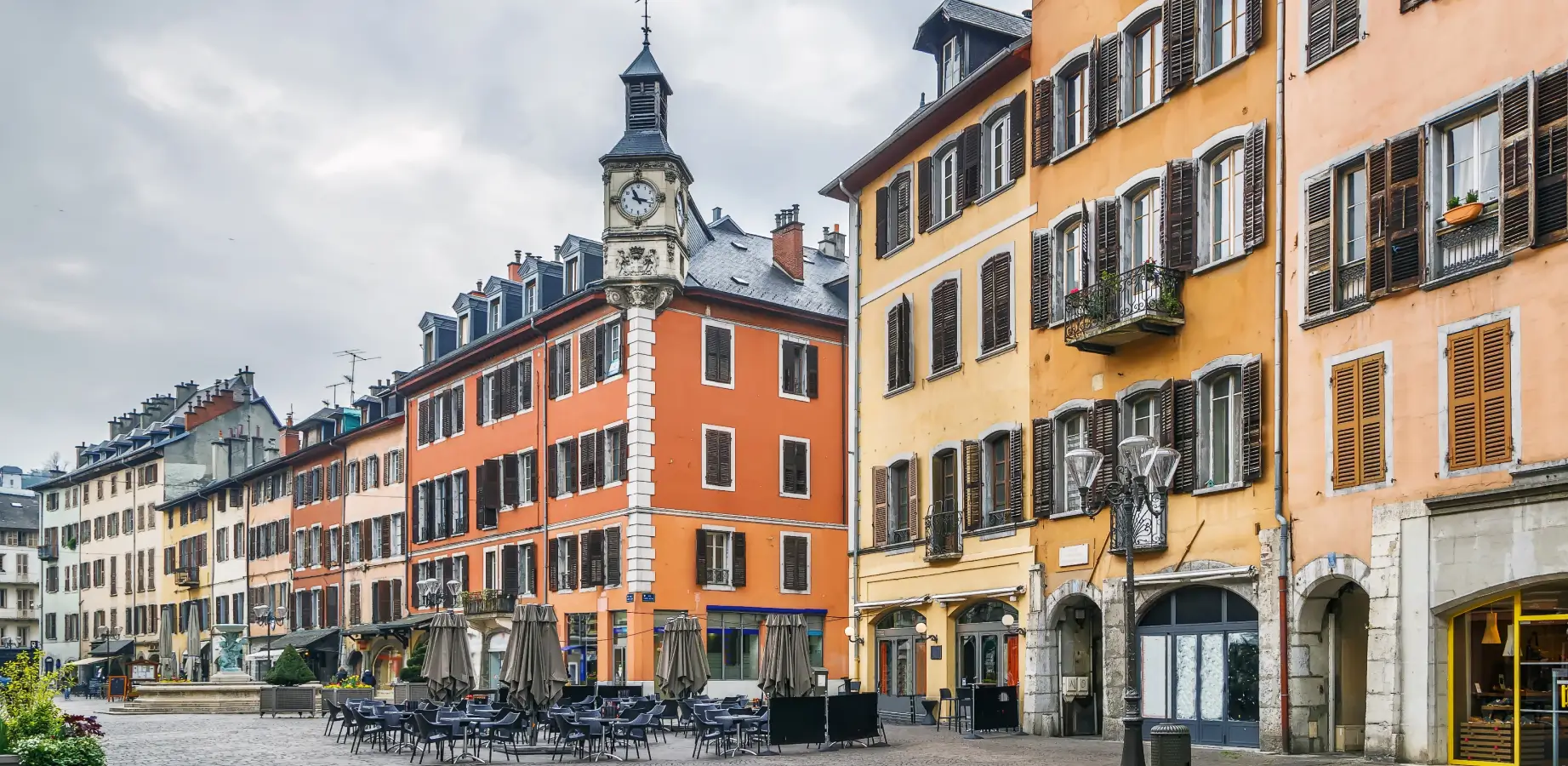 Vue du centre historique de Chambéry, rues étroites et façades anciennes du cœur de ville