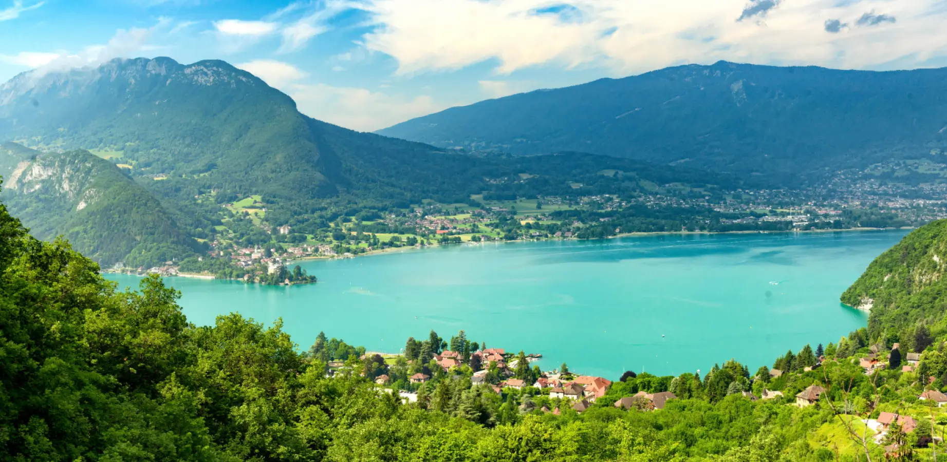 Vue depuis un balcon d'appartement en copropriété sur le lac d'Annecy et les montagnes de Haute-Savoie