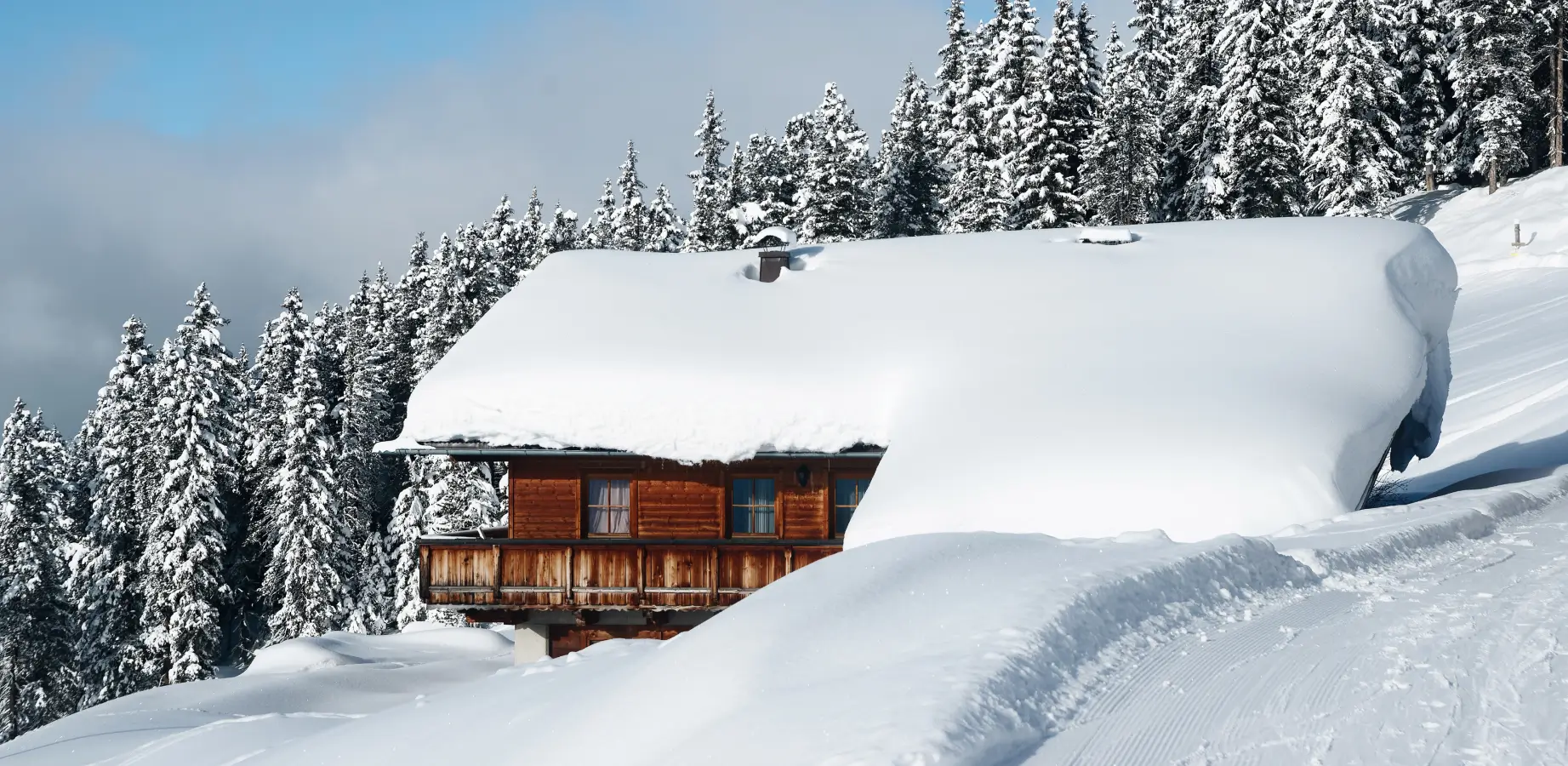 Chalet de montagne sous la neige dans une station de Tarentaise