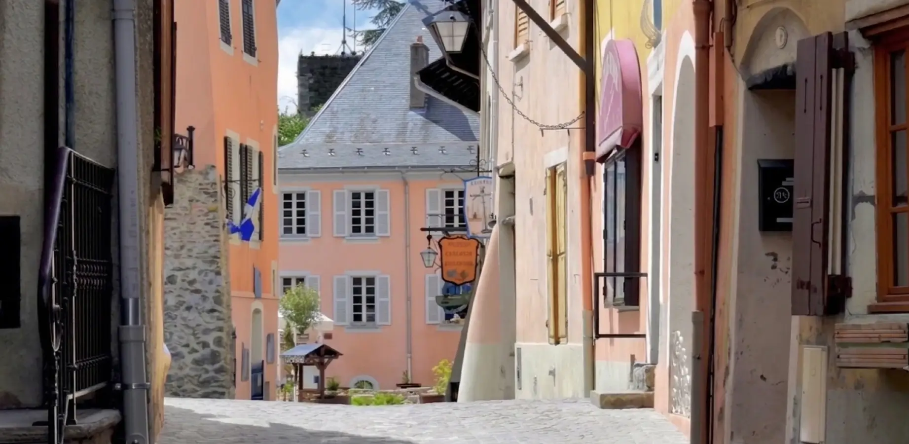 Ruelle pavée de la cité médiévale de Conflans à Albertville, aux portes de la Tarentaise